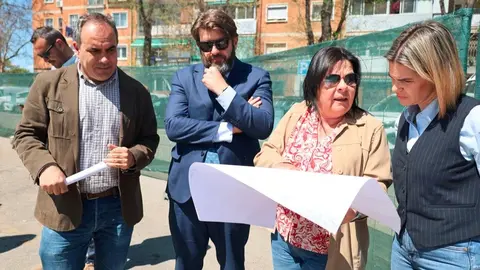 La alcaldesa de Alcalá de Henares ha visitado el inicio de las obras del nuevo aparcamiento - Foto Ayuntamiento de Alcalá de Henares