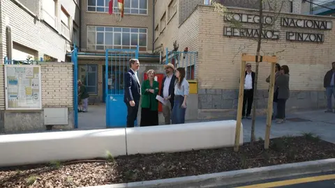 Visita al entorno del CEIP Hermanos Pinzón y del Centro Municipal de Mayores Campamento - Foto Ayuntamiento de Madrid