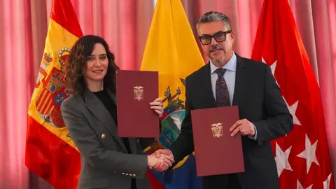 Isabel Díaz Ayuso, junto al ministro de Relaciones Exteriores subrogante  de la República del Ecuador, en la 
firma del acuerdo - Foto Comunidad de Madrid