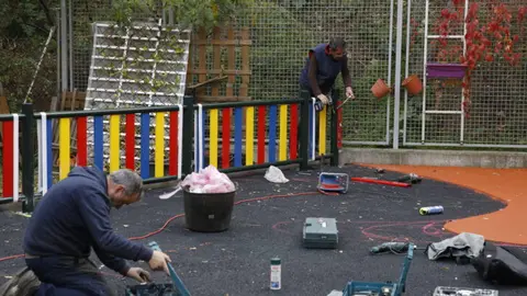 De izquierda a derecha, imágenes de mejora en los colegios de Gigantes y Cabezudos, entorno del colegio Menéndez Pelayo y del Manuel Núñez Arenas