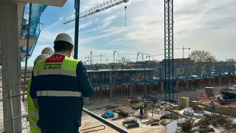 El consejero Rodrigo, durante su visita a la promoción en Navalcarnero - Foto Comunidad de Madrid