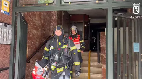 Un bombero a la salida del operativo - Foto Emergencias Madrid
