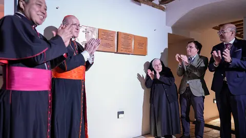 Almeida tras descubrir la placa conmemorativa, junto al presidente de la Asociación del Camino de Santiago de Astorga, Juan Carlos Pérez Cabezas, y el cardenal y arzobispo emérito de Madrid, Carlos Osoro, entre otras autoridades y representantes de asociaciones de Amigos del Camino de Santiago