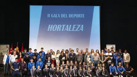 Foto familia de los deportistas promotores y clubes deportivos vinculados al distrito premiados
