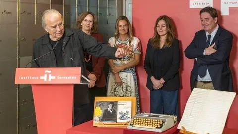 Serrat explica el contenido de su legado 
acompañado, desde la dcha., por García 
Montero; la mujer del cantautor, Candela Tiffón; la 
secretaria de Estado para Iberoamérica y el 
Caribe, Susana Sumelzo y la secretaria general 
del Cervantes, Carmen Noguero. Foto: Instituto 
Cervantes / Nuria Iniesta Sepúlveda