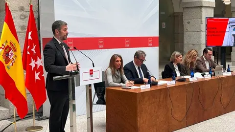 El consejero García Martín, en la Real Casa de Postas junto a los alcaldes de los municipios afectados - Foto Comunidad de Madrid