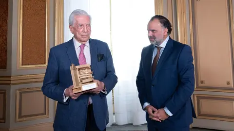 Fernando de Yarza entrega a Mario Vargas Llosa el Premio AMI a la Defensa del Periodismo de Calidad, diciembre 2021 - AMI