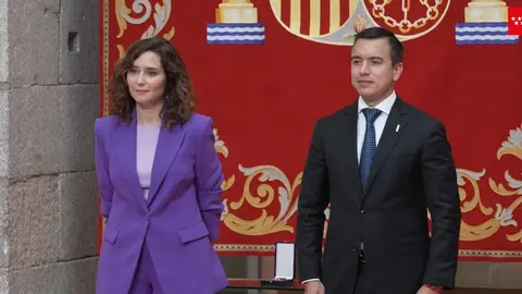 Ayuso junto al presidente electo de Ecuador, Daniel Noboa, en el acto de entrega de la medalla internacional de la Comunidad de Madrid de 2023 - Comunidad de Madrid