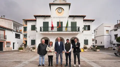 El consejero de Digitalización, durante su visita a Villar del Olmo - Foto Comunidad de Madrid