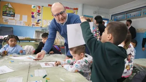 El delegado de Políticas Sociales, Familia e Igualdad, José Fernández, duranta su visita a Puente de Vallecas - Foto Ayuntamiento de Madrid