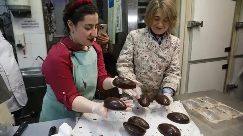 Demostración del proceso creativo y artesanal de los huevos de Pascua - Foto Ayuntamiento de Madrid