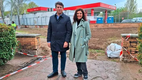 Vicente Pérez y Esther de Andrés en las obras de calle Torrejón del Rey - Foto Ayuntamiento Alcalá de Henares