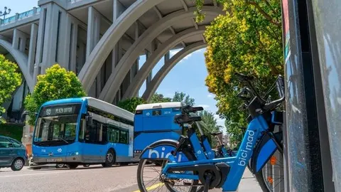 Imagen de archivo de un autobús de la EMT y una estación de bicimad, en la calle de Segovia, bajo en viaducto