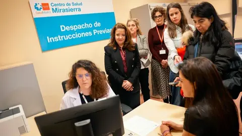 La consejera Matute, en su visita al Centro de Salud Mirasierra - Foto Comunidad de Madrid
