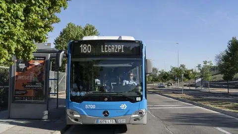 Imagen de archivo de la línea 180 con destino Legazpi, efectuando una parada en su recorrido por Madrid