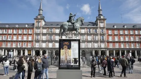 Viandantes disfrutan de la exposición de Semana Santa en la plaza Mayor