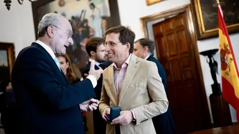 El alcalde de Madrid, José Luis Martínez-Almeida saluda a su homólogo en Málaga, Francisco de la Torre