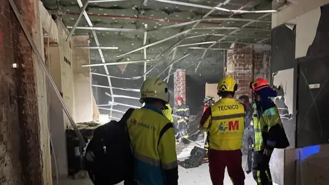 Lugar en el que el falso techo se desplomó sobre los trabajadores - Emergencias