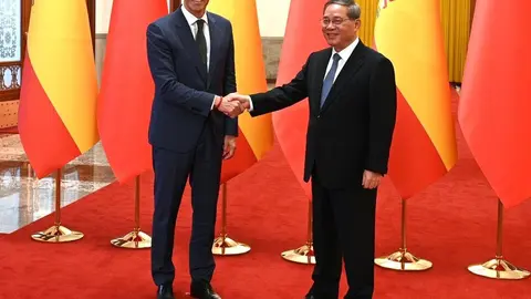Pedro Sánchez mantiene un encuentro con el primer ministro de la República Popular China, Li Qiang, y participa en la firma de acuerdos - Pool Moncloa/Borja Puig de la Bellacasa