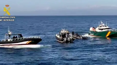 Embarcaciones de la Guardia Civil tras interceptar en Huelva una narcolancha - Foto de la Guardia Civil