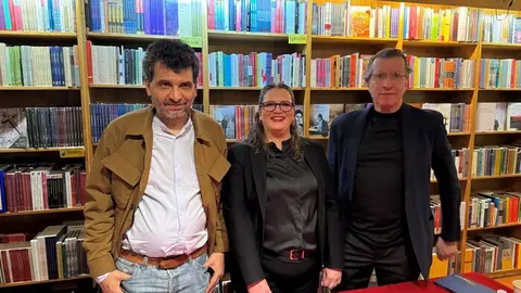 Juan Vadillo,  Maestro en la Facultad de Filosofía 
y letras en la Universidad Nacional Autónoma de 
México (UNAM); la autora, Beatriz Saavedra y 
Víctor Manuel Mendiola, Editor de la editorial El 
tucán de Virginia