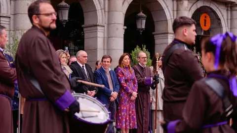 Madrid despide su Semana Santa 2025 con la tradicional tamborrada de Resurrección en la plaza Mayor