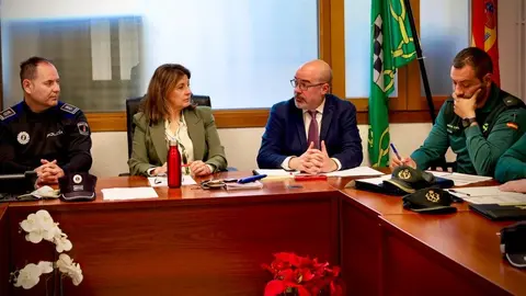 Francisco Martín Aguirre, y la alcaldesa de Nuevo Baztán, Gema Pacheco Huecas, en la Junta Local de Seguridad - Foto Delegación del Gobierno en Madrid