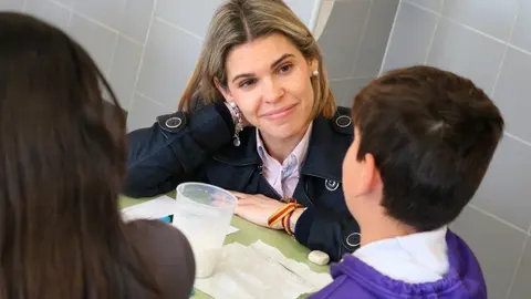 La alcaldesa de Alcalá de Henares, Judith Piquet, durante su visita al CEIP La Garena - Foto Ayuntamiento Alcalá de Henares