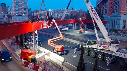 Trabajos de instalación de la nueva pasarela peatonal sobre la A-2 - Foto Ayuntamiento de Madrid