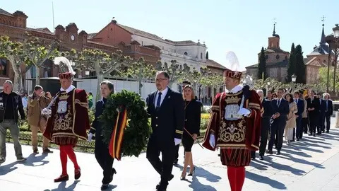 Alcalá de Henares rinde homenaje a Cervantes en el Día del Libro con una ofrenda floral y el Premio Cervantes a Álvaro Pombo