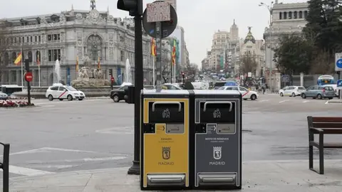 Imágenes de archivo de diferentes tipos de papeleras en diferentes espacios de Madrid