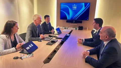 El consejero Viciana, se ha reunido hoy en París con el director  de Educación y Habilidades de la Organización para la Cooperación y el  Desarrollo Económico (OCDE), Andreas Schleicher - Foto Comunidad de Madrid