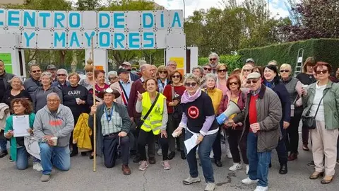Vecinos de Aluche vuelven a movilizarse para exigir un centro de día y un centro de mayores en la calle Camarena