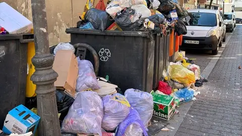 Un contenedor lleno cerca de la avenida de la Albufera | Foto de Servimedia