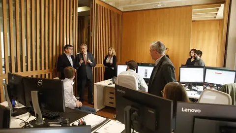 González con Herráez, durante su visita a la oficina del Servicio de Información sobre la Rehabilitación Edificatoria de Madrid (SIREM)