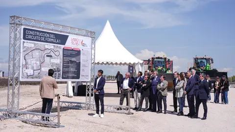 Almeida, en diferentes momentos de la presentación de este viernes de MADRING, el circuito que acogerá el GP de España de Fórmula 1