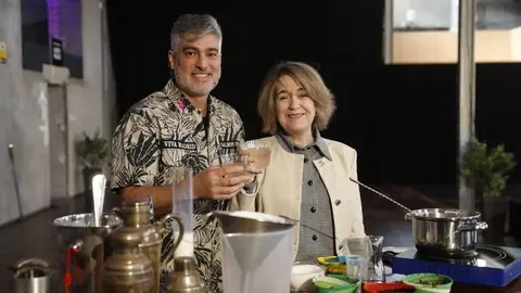 La delegada de Cultura, Turismo y Deporte, Marta Rivera de la Cruz, junto al precursor y propietario del bar-coctelería Salmon Guru, Diego Cabrera, durante la presentación del cóctel Madrid 91