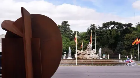 Fotografías de la escultura Hermes del artista Rafael Canogar situadas en la plaza de Cibeles