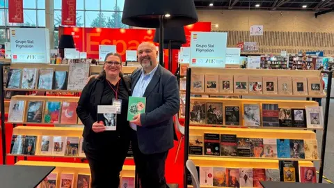 Beatriz Saavedra con el editor Basilio Rodríguez 
Cañada, presidente del Grupo Editorial Sial 
Pigmalión