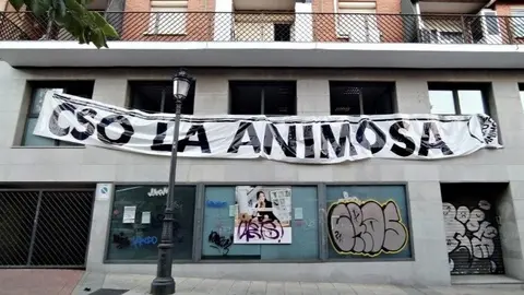 Pancarta en la fachada de La Animosa tras su apertura en noviembre de 2021