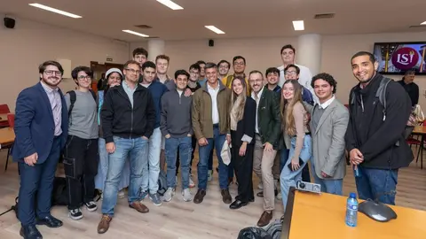 Foto grupal con Eduardo Gaite Mangana tras un acto de Libertad Sin Ira