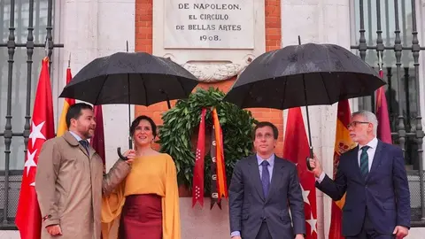 Ayuso y Almeida, tras depositar depositado la corona de laurel en la fachada de la Real Casa de Correos - Foto Ayuntamiento de Madrid