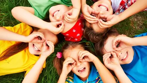 Niños jugando - pressfoto