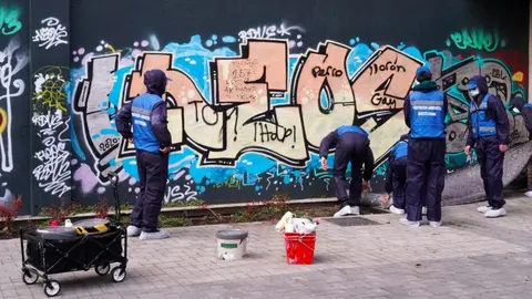 Grafiteros trabajos de limpieza de pintadas - Foto Ayuntamiento de Madrid