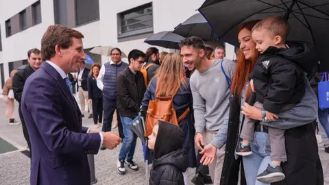 Almeida, en el acto de este lunes de entrega de llaves de la promoción Ingenieros 1, en Villaverde - Fotos Ayuntamiento de Madrid