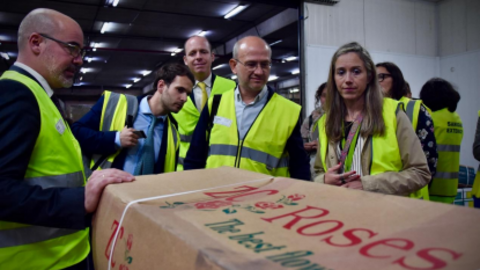 Francisco Martín Aguirre, en su visita al Puesto  de Control Fronterizo (PCF) del aeropuerto Adolfo Suárez Madrid-Barajas - Foto Delegación del Gobierno en Madrid