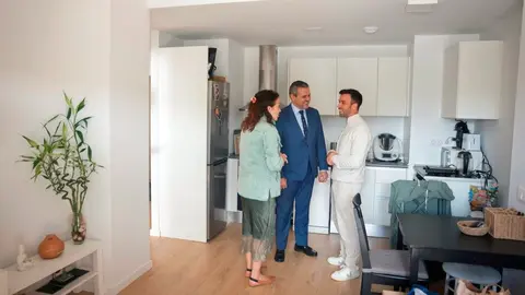 El consejero Rodrigo, durante su visita a la urbanización - Foto Comunidad de Madrid