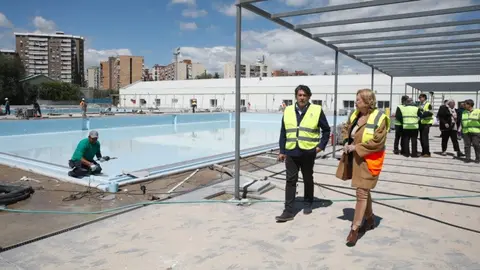 García Romero y Pérez durante la visita al CDM Luis Aragonés, en el distrito de Hortaleza - Foto Ayuntamiento de Madrid