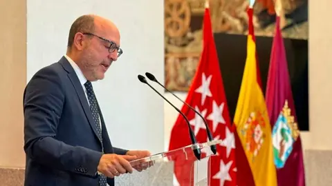 Fernández, durante su encuentro con representantes de países en los que el Consistorio madrileño lleva a cabo proyectos de cooperación - Foto Ayuntamiento de Madrid