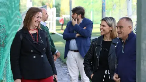 Judith Piquet visita el campo de fútbol Jorge Ángel González Vivas tras la renovación del césped artificial